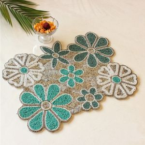 Napperon de fleurs perlées fait à la main exquis avec des pétales orange blancs et bruns d'inspiration vintage - Product Image 5