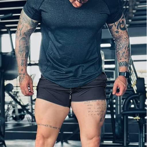 Shorts de sport en tissu doux et respirant, coupe ample, panneaux latéraux ventilés, entrejambe à soufflets pour une liberté de mouvement. - Product Image 3