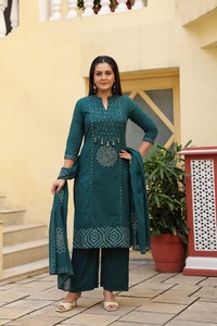 Ensemble Kurti droit en pur coton de qualité supérieure pour femme, avec pantalon et dupatta, orné de motifs imprimés et de broderies miroir - Product Image 6