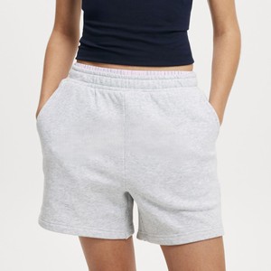 Shorts pour femmes en molleton gris, taille mi-haute élastique avec poches, coupe décontractée, respirant, en coton tricoté, style classique - Product Image 4