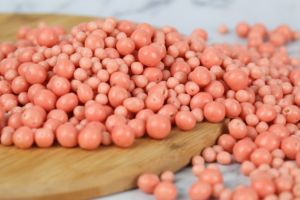 Boules de chocolat croustillantes à la fraise HALAL pour la décoration de gâteaux, en gros, très demandées, service OEM/ODM - Product Image 2