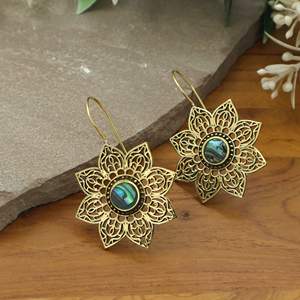 Boucles d'oreilles en laiton Mandala Fleur, faites à la main, filigrane, avec centre en coquille d'ormeau, à crochet, bijoux tribaux bohèmes Jaipur - Product Image 1