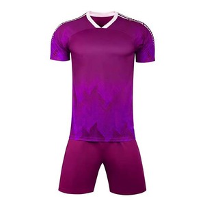 Ensemble maillot et short de football personnalisé pour homme, imprimé géométrique bleu, col en V, manches courtes, 100 % polyester, anti-humidité, coupe athlétique - Product Image 3