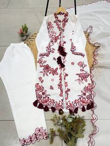 Kaftan blanc brodé long jusqu'au sol, motif floral rouge, tenue de mariage traditionnelle indienne et pakistanaise pour femmes, coupe ample, en soie ROMAN - Product Image 3