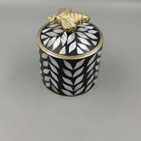 Petite boîte à bijoux en laiton avec incrustation de nacre, couvercle de rangement pour souvenirs, safran, BMS ENTERPRISES, origine Uttar Pradesh, Bms7656 0-1L