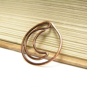 Marcapáginas de cobre antiguo para amantes de los libros con un elegante diseño hecho a mano y un acabado metálico decorativo duradero. - Product Image 1