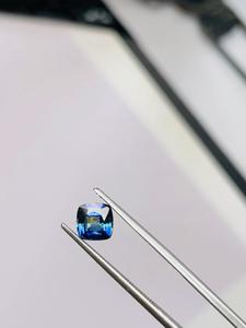 Zafiro azul natural certificado por IGI, corte mixto tipo cojín, sin calentar, sin tratar, 0.95 CTS, gema azul verdosa profunda. - Product Image 6