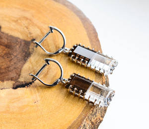 Boucles d'oreilles pendantes rectangulaires en quartz fumé et transparent Twilight Clarity avec un style tendance et à la mode pour femmes - Product Image 5