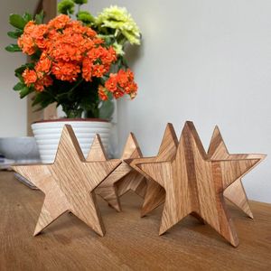 Centre de table en bois naturel en forme d'étoile pour une décoration de table élégante dans un style rustique et champêtre, ou pour les occasions festives. - Product Image 1