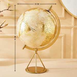 Globo terráqueo pequeño de metal dorado y blanco con trípode, modelo Meyer Gold Globe con base dorada y diseño de mapa mundial - Product Image 3