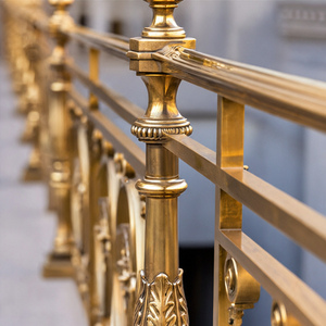 Rampe en métal élégante avec balustres tournés à motifs de feuilles et embouts décoratifs, balustrade en métal - Product Image 1