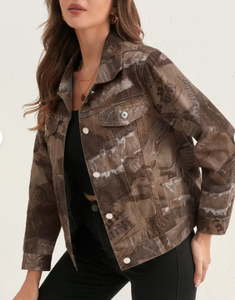 Chaqueta vaquera Hardihood International para mujer, lavado claro, con dobladillo deshilachado, pedrería floral y botones frontales, formal y transpirable. - Product Image 4