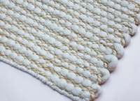 Tapis tufté en laine bleue moderne fait main avec envers en latex, texture douce, rayures et pompons pour salon, chambre et décoration intérieure