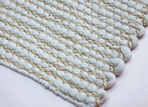 Tapis tufté en laine bleue fait main – Tapis texturé doux à rayures et pompons pour salon, chambre et décoration intérieure - Product Image 5