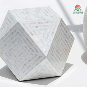 Table d'appoint extérieure hexagonale moderne avec incrustation de nacre blanche, design géométrique et structure résistante aux intempéries - Product Image 4