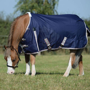 Couverture pour chevaux de haute qualité, durable, imperméable, doublure chaude, ajustement confortable, toutes saisons, 4 sangles pour les pattes, plusieurs options - Product Image 3