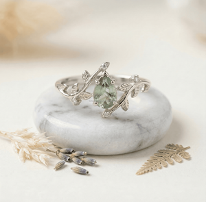 Anillo de Compromiso de Ágata Musgosa con Corte Cometa en Oro Negro, Joyería Inspirada en la Naturaleza, Tendencia, Bestseller, Regalo Hecho a Mano - Product Image 1