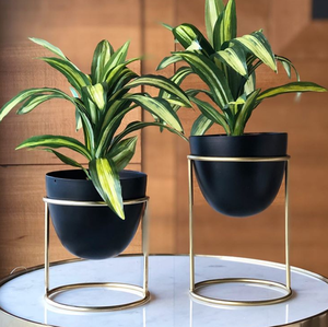 Ensemble de 2 jardinières élégantes en métal doré, style mid-century modern, pour plantes d'intérieur, avec support en fer, pour la décoration de bureau ou de balcon. - Product Image 3