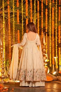 Ensemble Anarkali brodé crème en soie lourde avec palazzo et dupatta à motifs floraux pour femme, idéal pour les mariages et les fêtes - Product Image 4