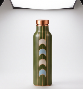 Botella de Cobre Puro con Recubrimiento de Esmalte y Logotipo Personalizado, Base Verde Bosque, Patrón Geométrico en Arco, Bebedero Ayurvédico para el Bienestar, OEM - Product Image 1
