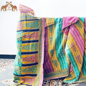 Literie artistique vintage vintage kantha sari, couette ronde multicolore réversible, fabriquée à la main - Product Image 4