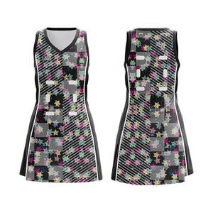 Robe de netball personnalisée 100% polyester rouge et noir, design par sublimation, respirante, taille adulte unisexe avec espace pour logo, style indigène - Product Image 1