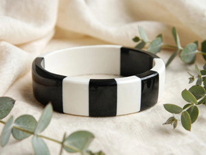 Bracelet en corne de buffle polie naturelle, bijoux ronds rayés - Product Image 1