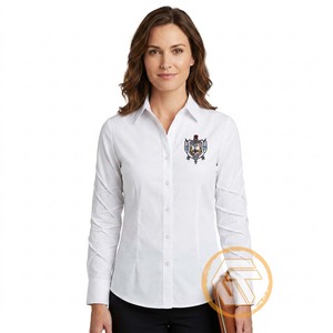 SIGMA GAMMA RHO เสื้อเชิ้ตผู้หญิงสีดำ ปักโลโก้ แขนเสื้อแบบแร็กแลน ปกคอพับ ทรงปกติ ผ้าฝ้าย 100% เป็นมิตรกับสิ่งแวดล้อม - Product Image 1