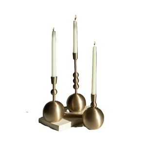 Chandeliers en métal doré champagne de qualité supérieure, à 3 niveaux, avec supports de bougies coniques décalés, décoratifs modernes pour la maison et cadeaux de pendaison de crémaillère - Product Image 2