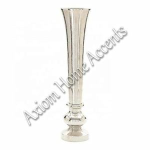 Axiom Home Accents Jarrón de suelo de aluminio hecho a mano Estética moderna Florero de Navidad transparente para sala de estar de boda - Product Image 5