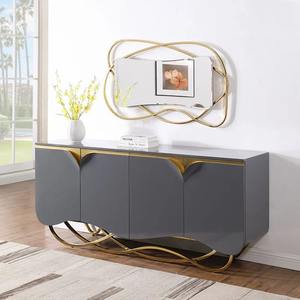 Aparador Convertible Moderno en Gris Brillante con Base Metálica Dorada Ondulada y Detalle Festoneado para Entrada de Hotel - Product Image 2