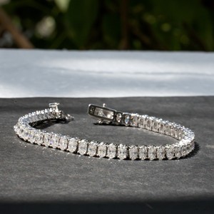Pulsera de tenis de lujo con corte ovalado para mujer, en acabado de oro blanco con piedras brillantes, elegante pieza de joyería de regalo - Product Image 1