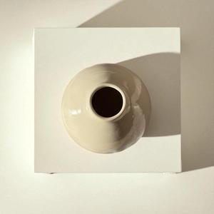 Vase en céramique crème sophistiqué avec silhouette élégante, finition brillante et un attrait central raffiné pour la décoration intérieure de luxe - Product Image 4