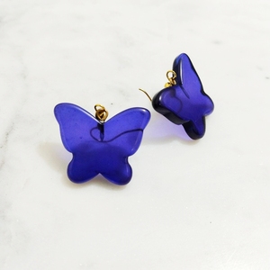 Pendientes de mariposa de resina dorada hechos a mano transparentes Joyería delicada, ligera y elegante para un aspecto atemporal" - Product Image 3