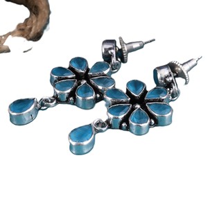Boucles d'oreilles pendantes florales de créateur avec pierres vertes et bleues – Collection Pierres Colorées |   Fabricant de bijoux en gros |   Exportateur à Fourniture Rapide - Product Image 6