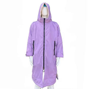 Impermeable unisex con capucha, cierre de botones, color negro sólido, poliéster, chaqueta para exteriores, corte regular con bolsillos. - Product Image 2