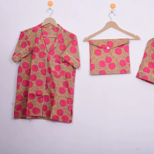 Conjunto de Pijama de Manga Corta con Estampado Floral 100% Algodón para Mujer con Bolsa de Viaje a Juego - Product Image 1