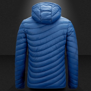 Enfrenta el clima más frío con confianza en una chaqueta acolchada que ofrece estilo y funcionalidad. - Product Image 2