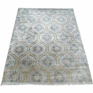 Tapis de luxe en laine et soie noué à la main, bleu clair et or, motif médaillon en treillis ogive - Product Image 3