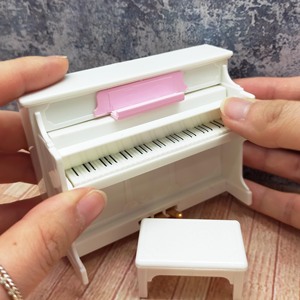 Mini piano y taburete de plástico color marfil, accesorio de escena musical para casa de muñecas, decoración del hogar, para mayores de 14 años - Product Image 3