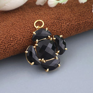 Nuevo componente de joyería: colgante con diseño de racimo de flores de ónix negro, corte cojín, chapado en oro de 18k, engastado con puntas. - Product Image 3