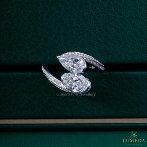 Anillo de compromiso de lujo Toi et Moi con diamantes cultivados en laboratorio de corte pera y ovalado, banda pavé cruzada de oro blanco de 18K - Product Image 2