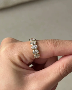 Bague d'éternité minimaliste en or 14 carats avec diamant de laboratoire taille ovale pour femme - Product Image 6