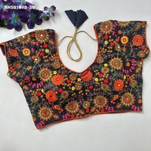 Fournisseur de blouses en soie fantôme de haute qualité avec cordon et broderie multi-fils, prêtes à porter, rembourrées et à manches courtes avec fermeture au dos, de Surat - Product Image 1