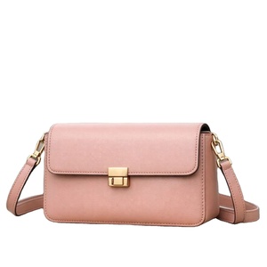 El bolso de hombro de cuero rosa se identifica como un producto de la colección de bolsos UNO Shoes. - Product Image 1