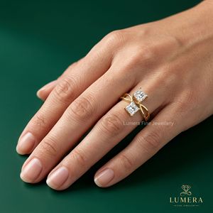 Anillo de compromiso de oro amarillo con diamante talla princesa y banda cruzada Toi Et Moi para mujer, anillo de propuesta con dos diamantes cultivados en laboratorio - Product Image 6