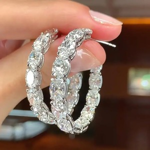 ต่างหูห่วงทรงรีประดับมอยส์ซาไนต์ 925 ดีไซน์หรูหราจาก Elegant Look ชุบเงินสเตอร์ลิงเคลือบทองคำขาวสำหรับผู้หญิง - Product Image 4