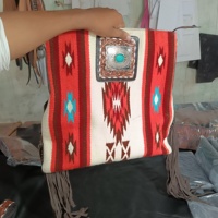 Sac bandoulière mini pour femme en cuir artisanal de haute qualité, style vintage aztèque occidental, avec motif floral, deux sangles, rivets, fermeture éclair et pompon