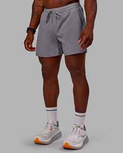 Shorts pour hommes gris uni à séchage rapide avec cordon de serrage à la taille et poches, style sportif, taille mi-haute, en polyester tissé - Product Image 6