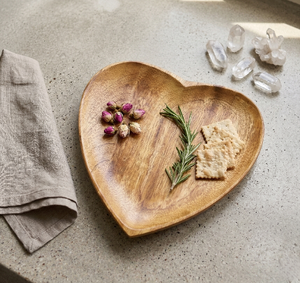 Plateau de service en bois en forme de cœur pour la Saint-Valentin, planche à charcuterie en bois de pin en forme de cœur, plateau à collations pour l'inauguration de la maison - Product Image 6